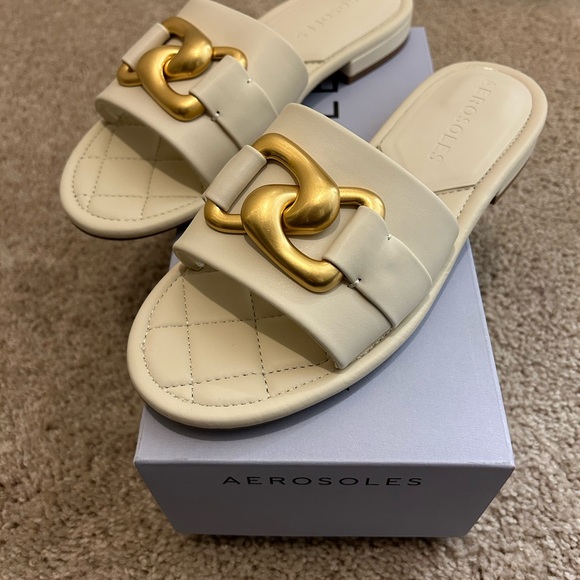 Brand new AEROSOLES Women's Cream Flats with Gold Accent - Picture 1 of 3